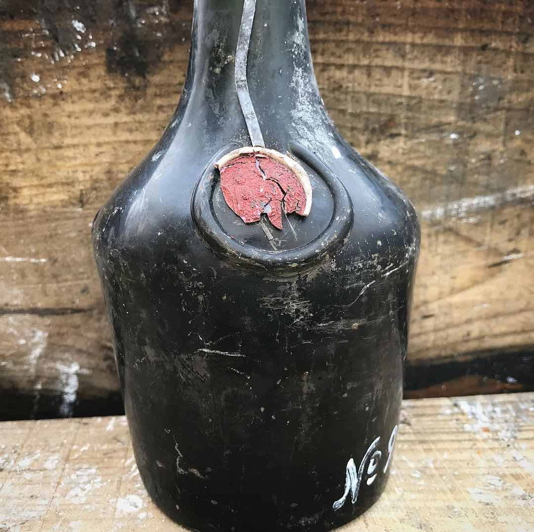 Découverte de bouteilles de Bénédictine et de cognac dans une épave centenaire