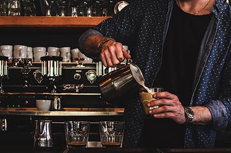 Pour la réouverture des bars, Pernord Ricard s’investit dans « 1000 cafés »